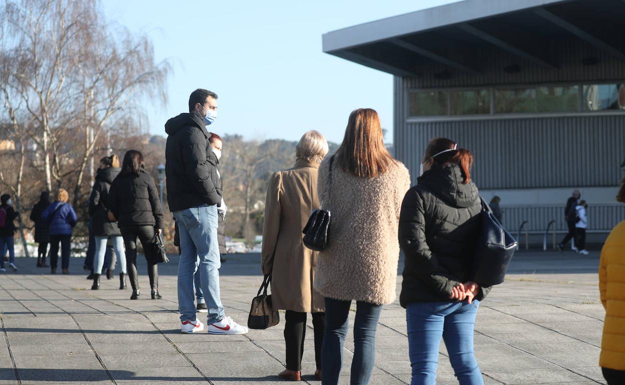 Vacunación de la tercera dosis de la vacuna contra la covid en el Palacio de Deportes de Gijón 