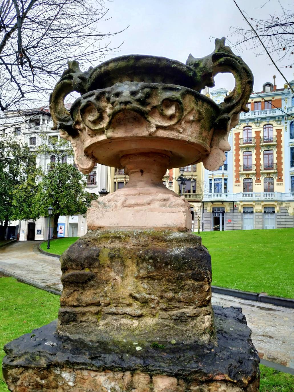 Una de las copas decimonónicas originales que ornamentan el paseo del Bombé.