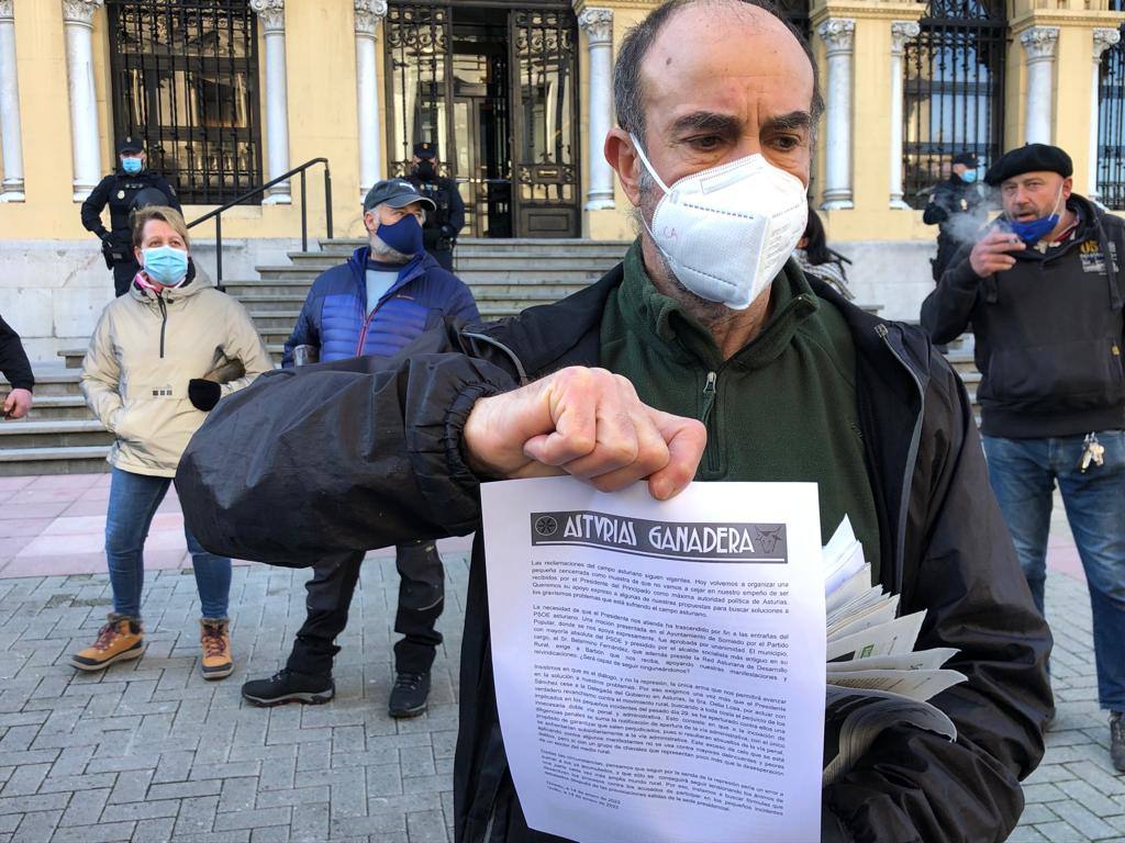 Representantes del colectivo 'Asturias Ganadera' se han manifestado este viernes ante las sedes de Presidencia del Principado y Delegación del Gobierno en Asturias para pedir «diálogo» al Ejecutivo del socialista Adrián Barbón y exigir el «cese» de la delegada del Gobierno, Delia Losa, a la que acusan de «represora»