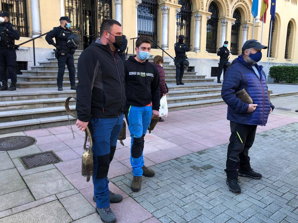 Representantes del colectivo 'Asturias Ganadera' se han manifestado este viernes ante las sedes de Presidencia del Principado y Delegación del Gobierno en Asturias para pedir «diálogo» al Ejecutivo del socialista Adrián Barbón y exigir el «cese» de la delegada del Gobierno, Delia Losa, a la que acusan de «represora»