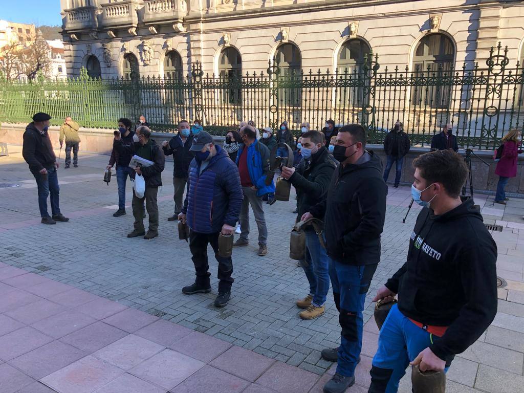 Representantes del colectivo 'Asturias Ganadera' se han manifestado este viernes ante las sedes de Presidencia del Principado y Delegación del Gobierno en Asturias para pedir «diálogo» al Ejecutivo del socialista Adrián Barbón y exigir el «cese» de la delegada del Gobierno, Delia Losa, a la que acusan de «represora»