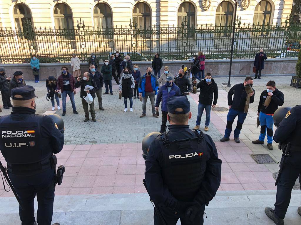 Representantes del colectivo 'Asturias Ganadera' se han manifestado este viernes ante las sedes de Presidencia del Principado y Delegación del Gobierno en Asturias para pedir «diálogo» al Ejecutivo del socialista Adrián Barbón y exigir el «cese» de la delegada del Gobierno, Delia Losa, a la que acusan de «represora»