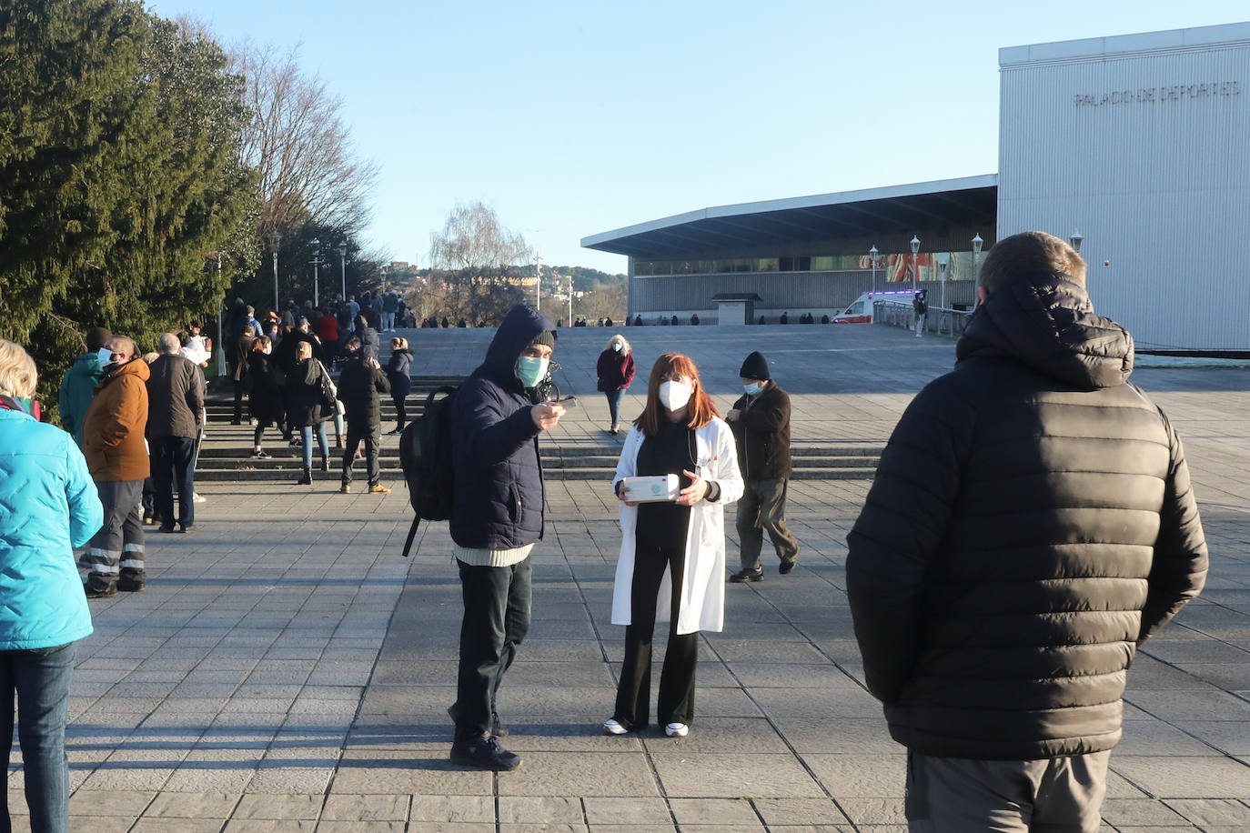 Las distintas áreas sanitarias desarrollaron este viernes una nueva jornada de vacunación sin cita previa para seguir con la captación de los no vacunados. En Oviedo, el Ejército colabora en esta campaña.