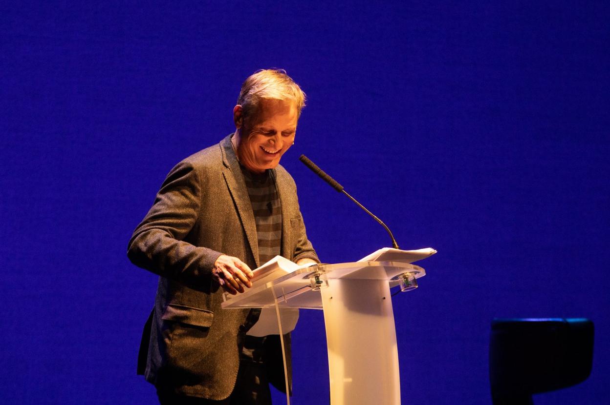 El actor y director de cine Viggo Mortensen, durante la lectura de sus poemas en el Niemeyer. 