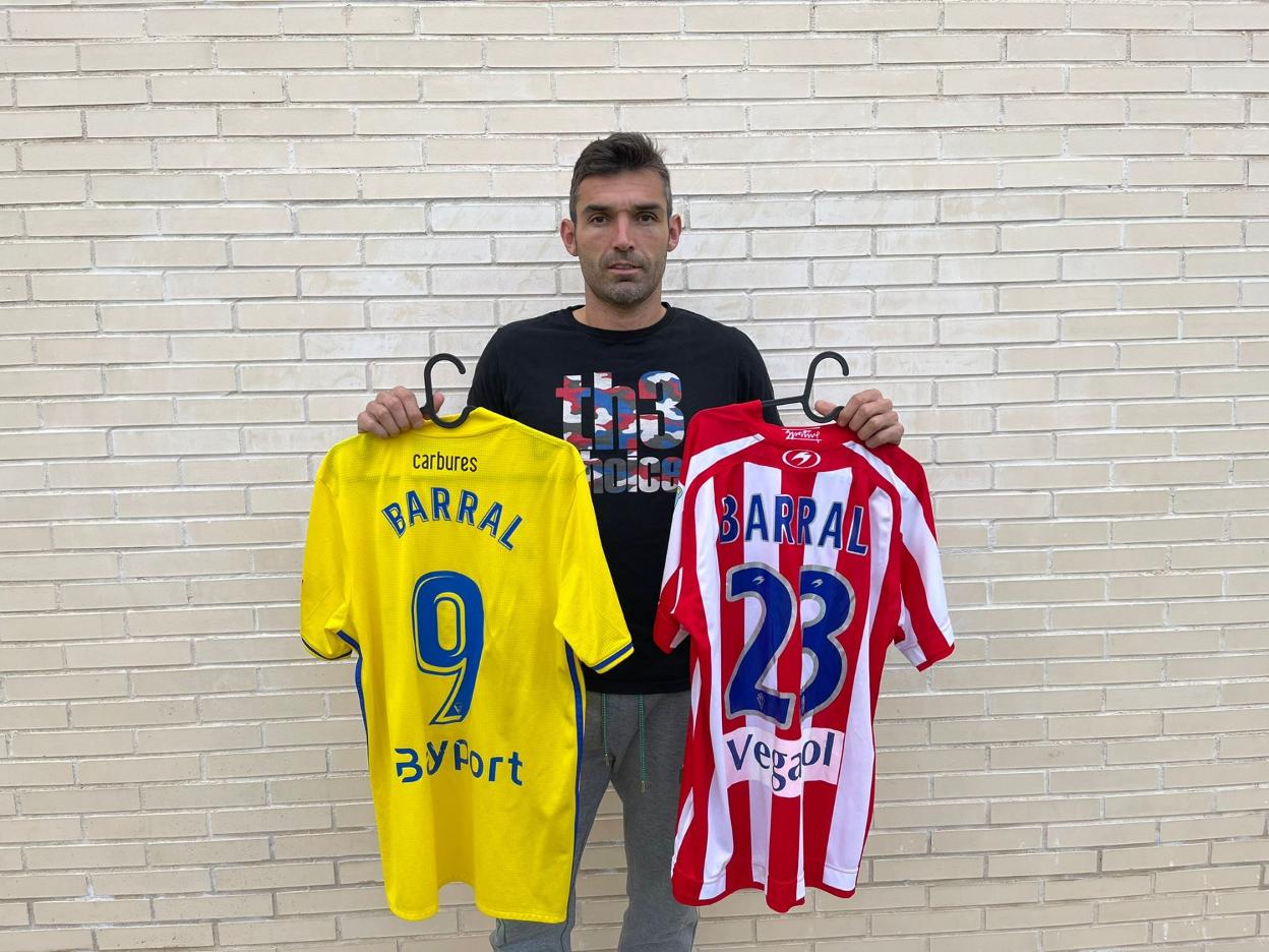 David Barral, ayer, en Madrid, posa para EL COMERCIO con las camisetas de los dos equipos. 