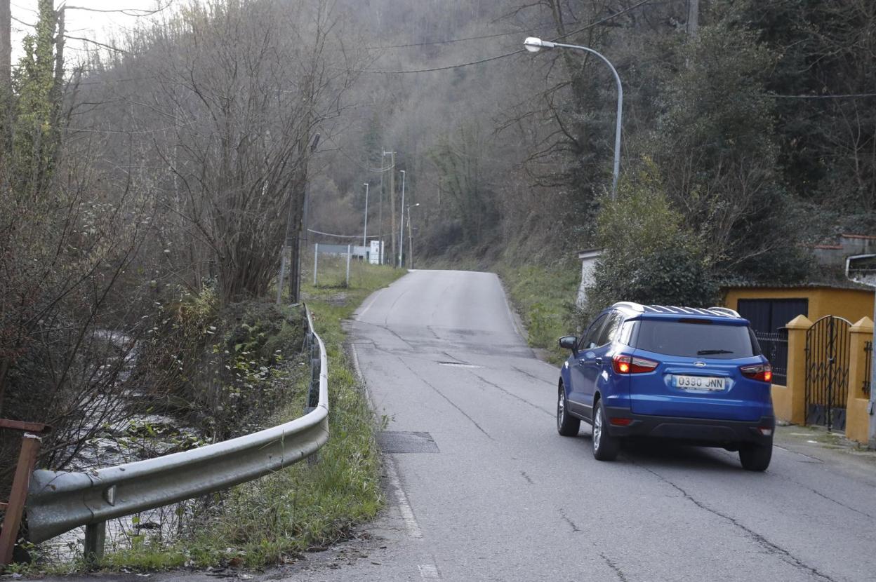 Un coche circula por la carretera entre Figaredo y Sotrondio. 