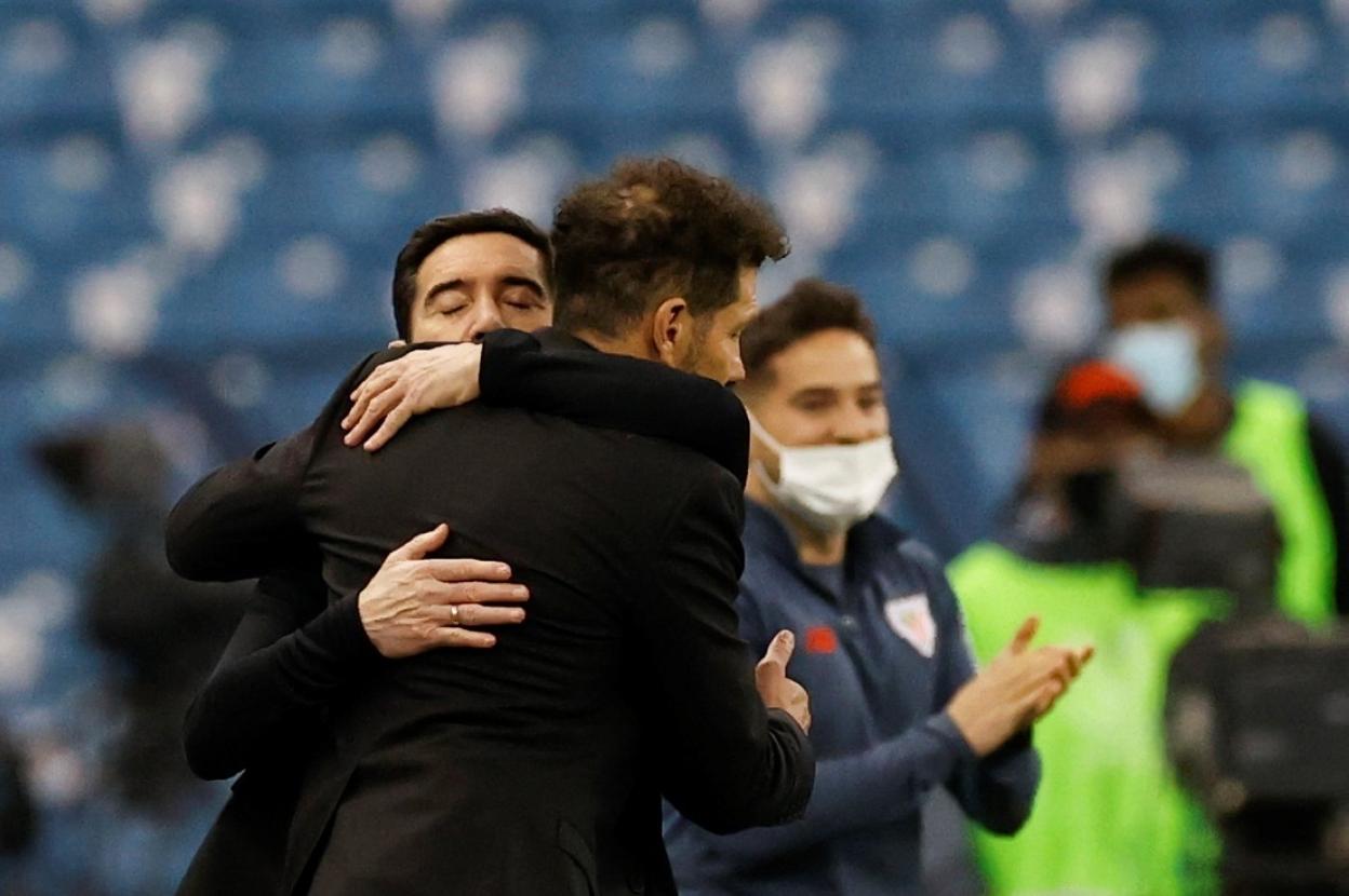 Marcelino se abraza a Simeone al término del partido. 