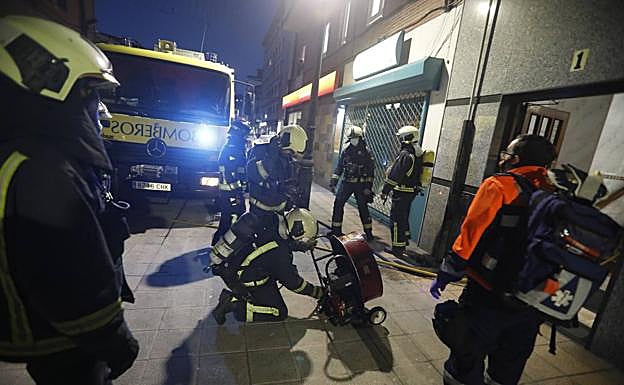 Bomberos, en la zona del incendio. 