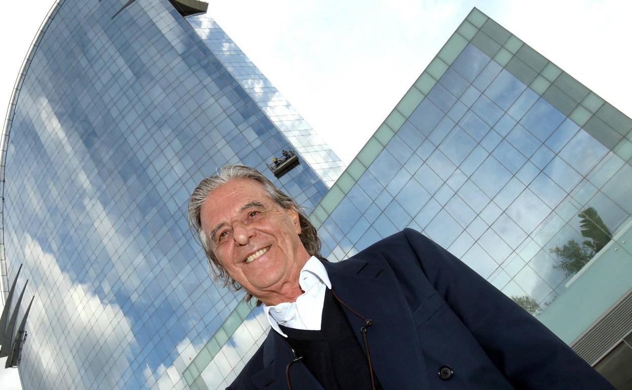 Ricardo Bofill posa ante el Hotel Vela.