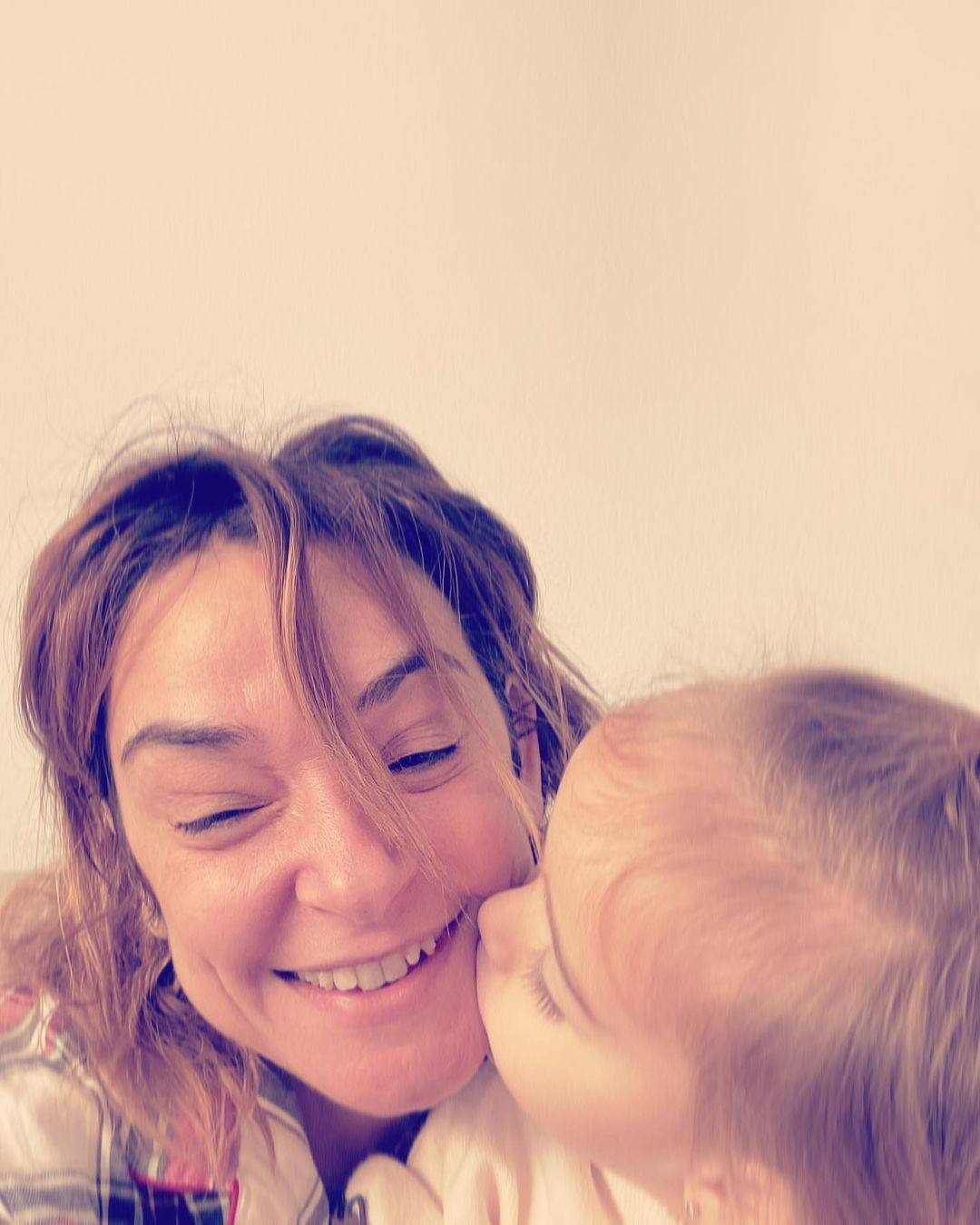 Toñi Moreno, feliz y al natural junto a su hija. 