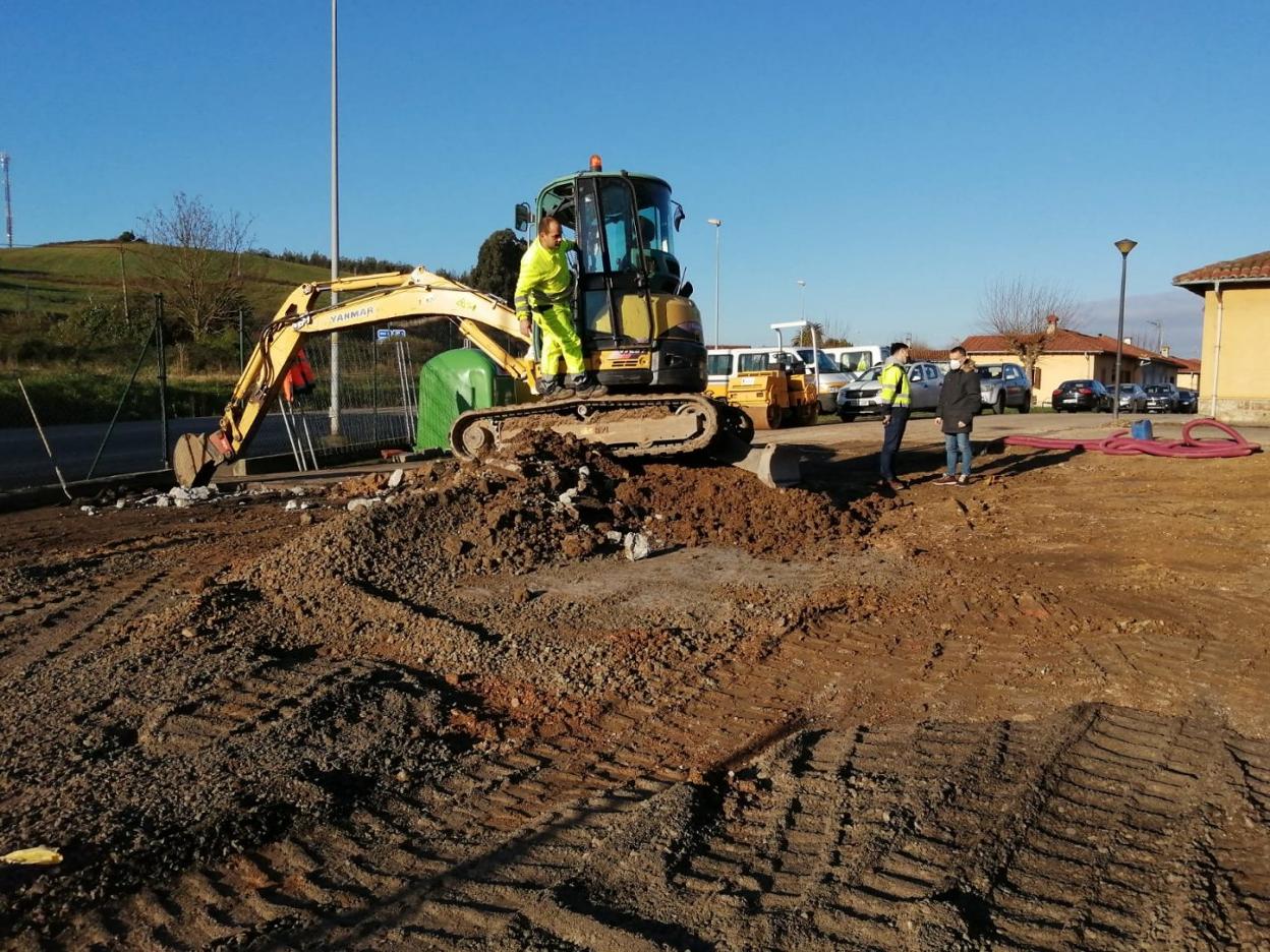 Visita institucional al futuro aparcamiento de El Pobladín. 