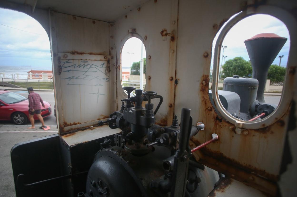 En la actualidad, la locomotora y el vagón presentan serios desperfectos internos y externos fruto del vandalismo y del clima. 