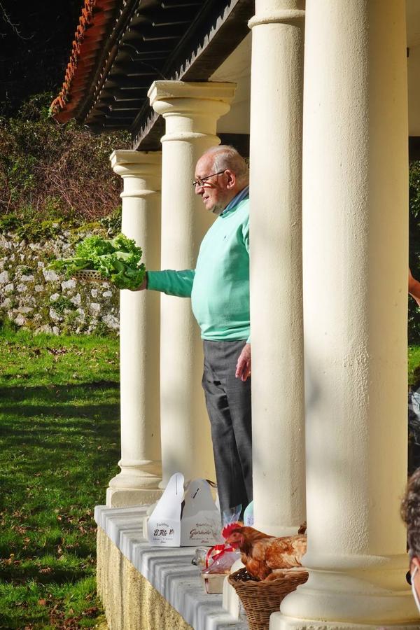 La parroquia de Parres acogió este lunes a sus mascotas para bendecirles con salud y suerte. Se llegaron a ver hasta gallinas y ovejas, entre multitud de perros, en su mayoría, y gatos.