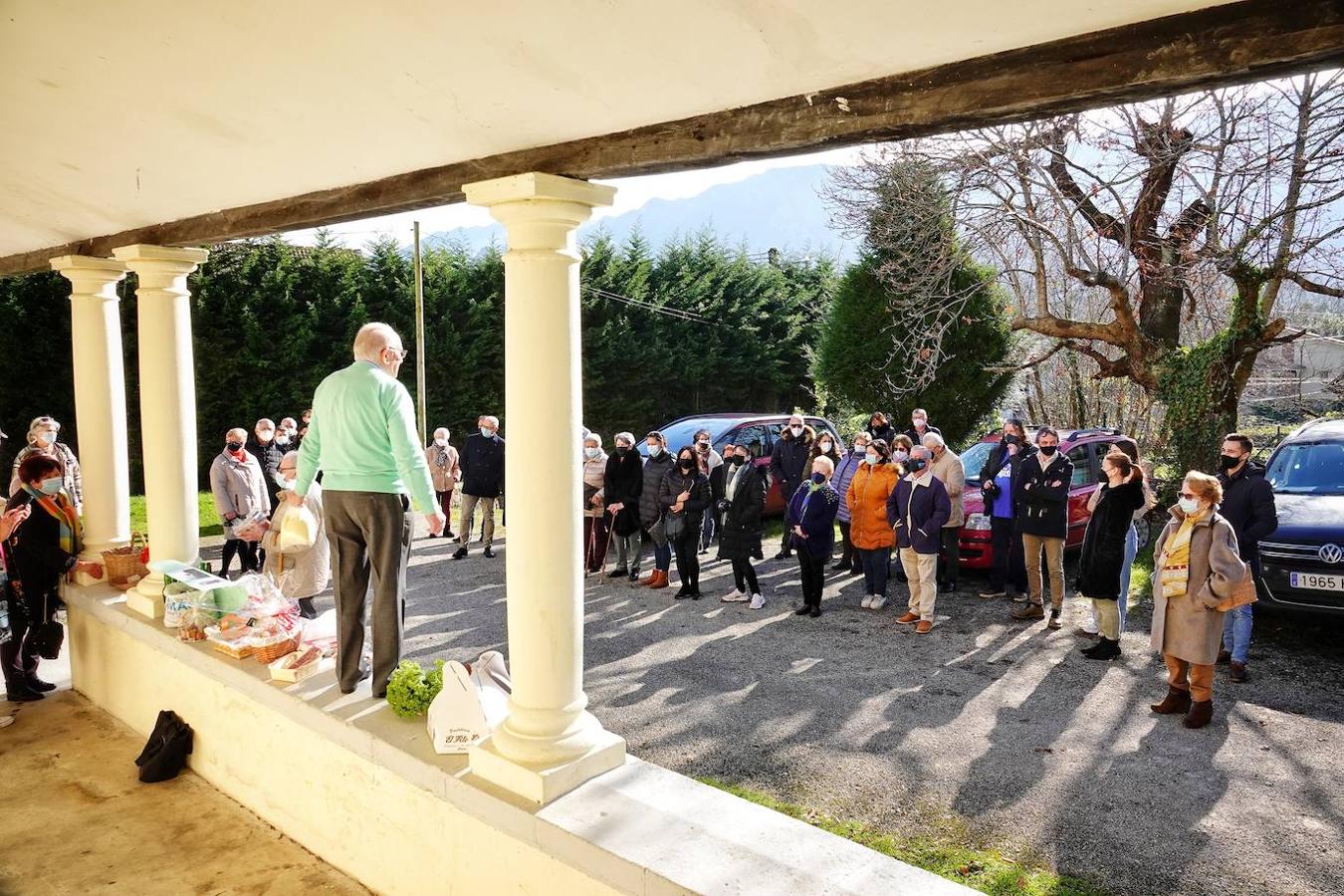 La parroquia de Parres acogió este lunes a sus mascotas para bendecirles con salud y suerte. Se llegaron a ver hasta gallinas y ovejas, entre multitud de perros, en su mayoría, y gatos.