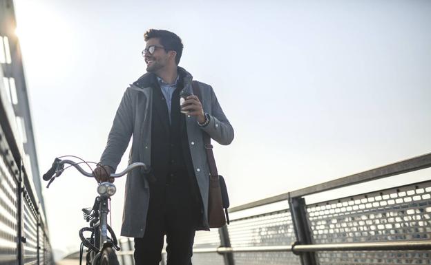 Ir en bicicleta al trabajo puede ser una buena alternativa 