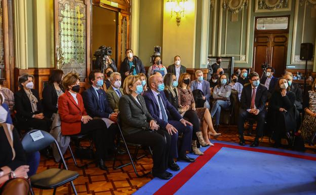 Asistentes al acto en la Junta General.