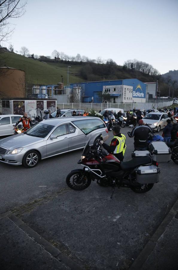 Casi un centenar de moteros formaban la comitiva fúnebre que acompañó esta tarde a Mar Donate en su última ruta, fallecida en un accidente de moto en Tineo