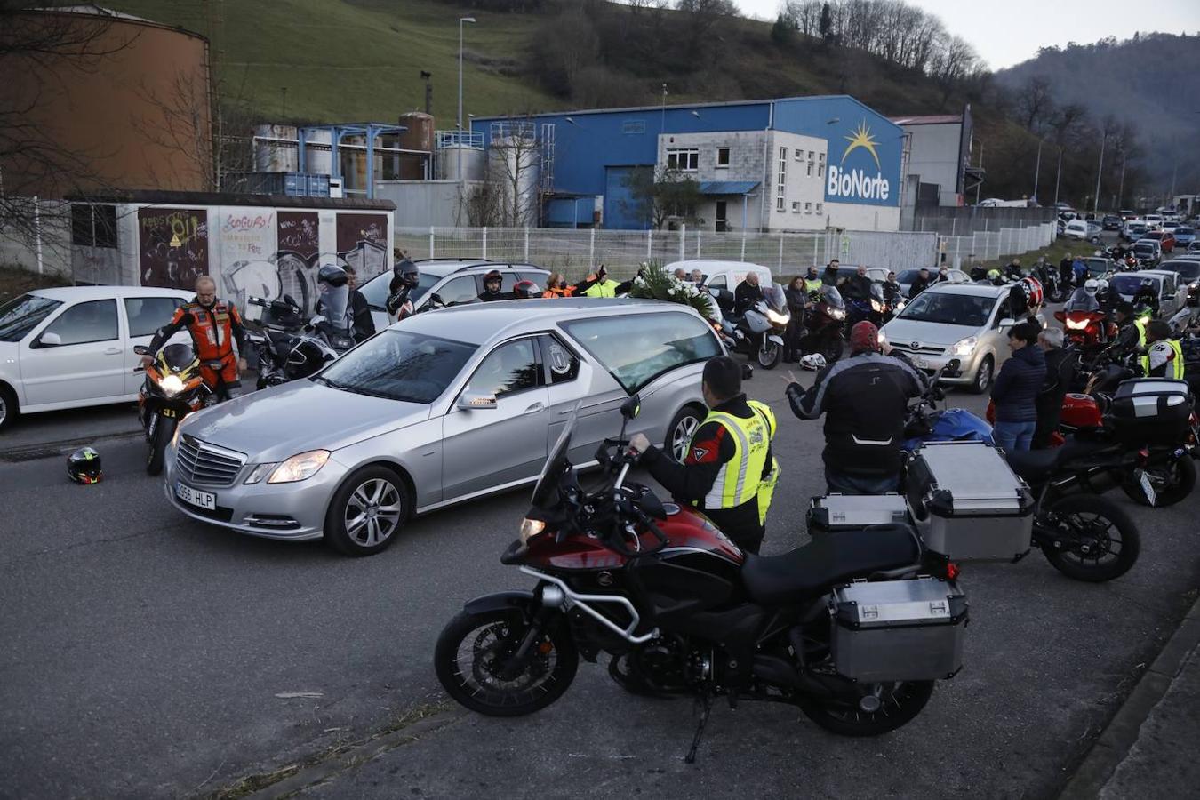 Casi un centenar de moteros formaban la comitiva fúnebre que acompañó esta tarde a Mar Donate en su última ruta, fallecida en un accidente de moto en Tineo