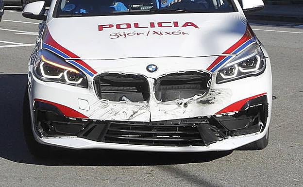 Detalle de los daños en el turismo de la Policía Local de Gijón.