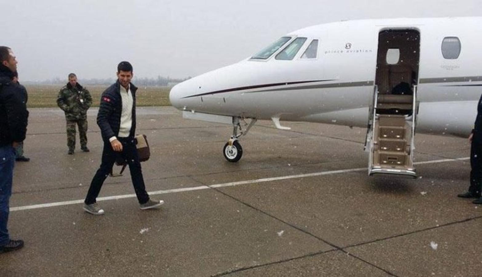  Desde hace varios años Djokovic vuela en jet privado, cuando firmó un contrato con NetJet, marca que le proporcionó su aeronave y que también está asociada con Roger Federer.