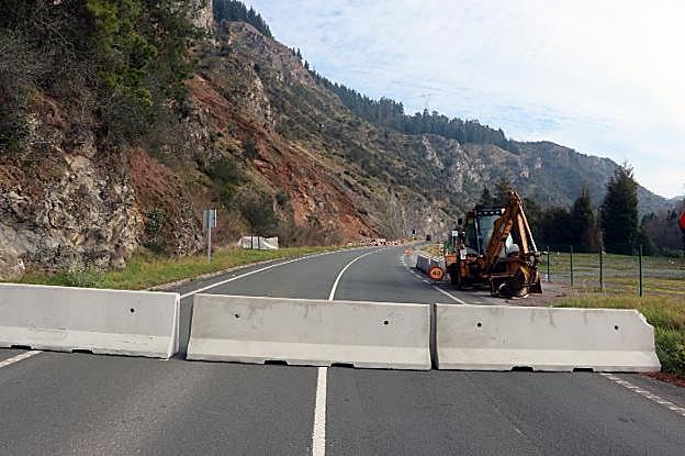 Los vecinos en Soto de la Barca, «cansados de los cortes en la AS-15 desde noviembre»