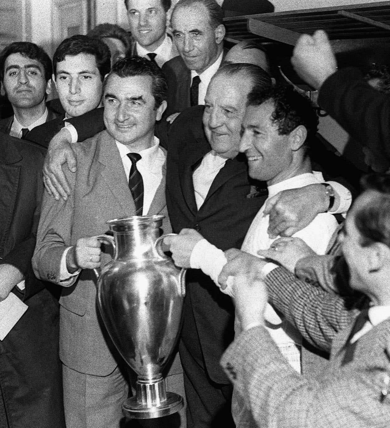 Paco Gento, presidente de honor del Real Madrid y único futbolista que atesora seis Copas de Europa, ha fallecido a los 88 años. 