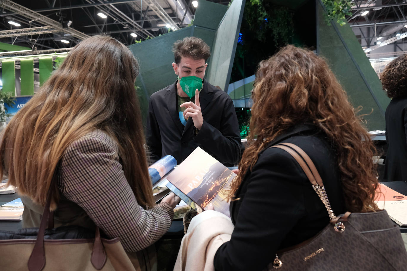 Don Felipe y doña Letizia han inaugurado este miércoles la 42º edición de Feria Internacional de Turismo (Fitur), que se celebra en Ifema Madrid, hasta el próximo 23 de enero. El estand del Principado ha albergado una mesa redonda sobre la cultura sidrera asturiana, candidata para Lista Representativa del Patrimonio Mundial Inmaterial de la Unesco 