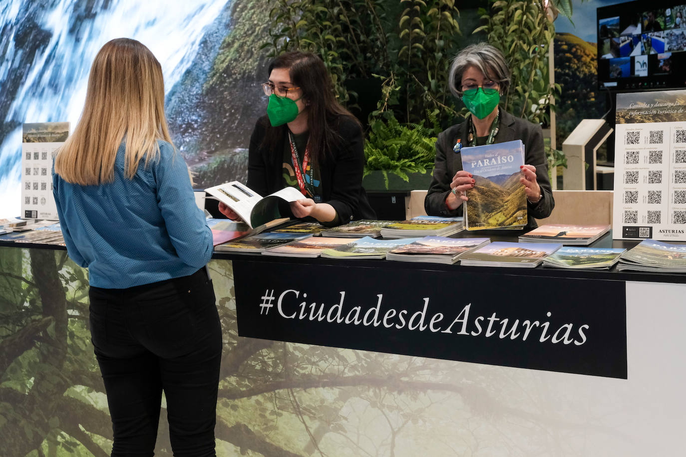 Don Felipe y doña Letizia han inaugurado este miércoles la 42º edición de Feria Internacional de Turismo (Fitur), que se celebra en Ifema Madrid, hasta el próximo 23 de enero. El estand del Principado ha albergado una mesa redonda sobre la cultura sidrera asturiana, candidata para Lista Representativa del Patrimonio Mundial Inmaterial de la Unesco 