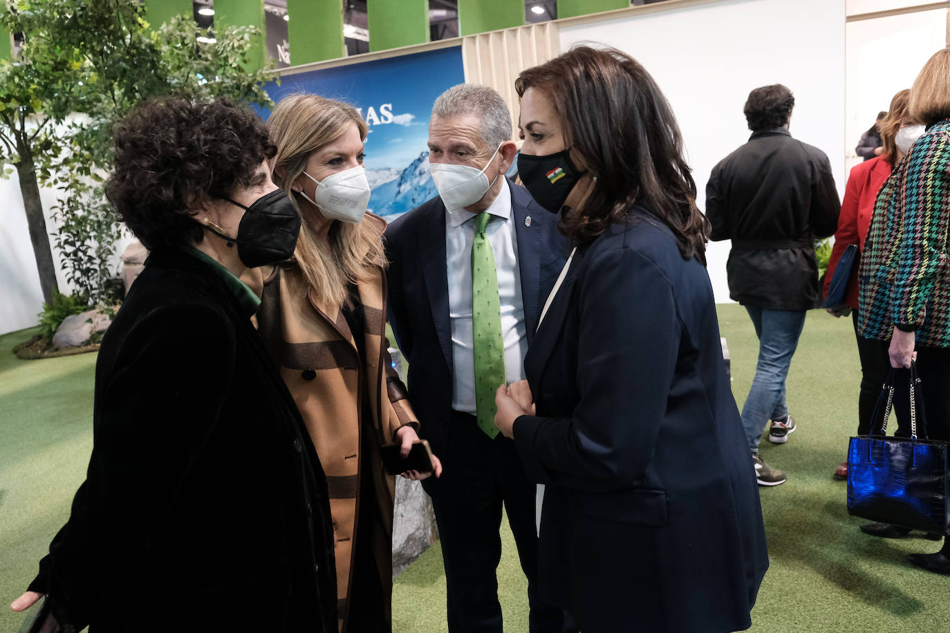 Don Felipe y doña Letizia han inaugurado este miércoles la 42º edición de Feria Internacional de Turismo (Fitur), que se celebra en Ifema Madrid, hasta el próximo 23 de enero. El estand del Principado ha albergado una mesa redonda sobre la cultura sidrera asturiana, candidata para Lista Representativa del Patrimonio Mundial Inmaterial de la Unesco 