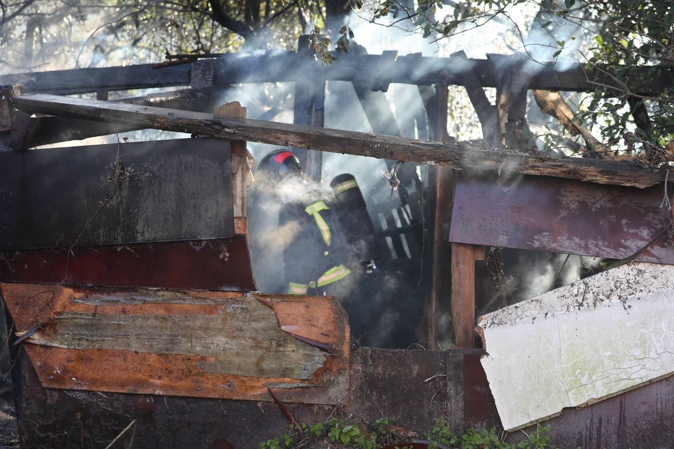 Los bomberos han sofocado este miércoles un fuego que ha calcinado una chabola en la calle Solar, en Veriña. 