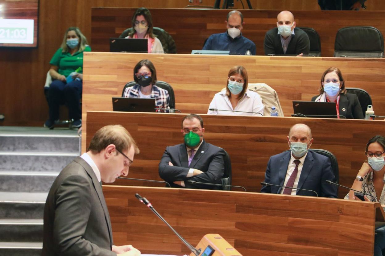 Adrián Barbón escucha una intervención de Adrián Pumares en la Junta. 