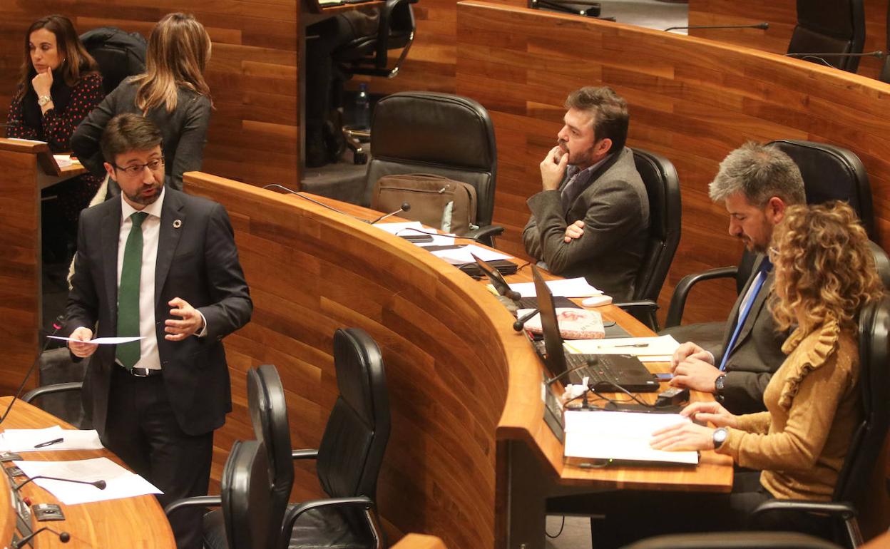 Enrique Fernández se dirige al grupo parlamentario de Ciudadanos en un pleno de la Junta. 