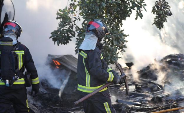 Los bomberos, en las labores de extinción 