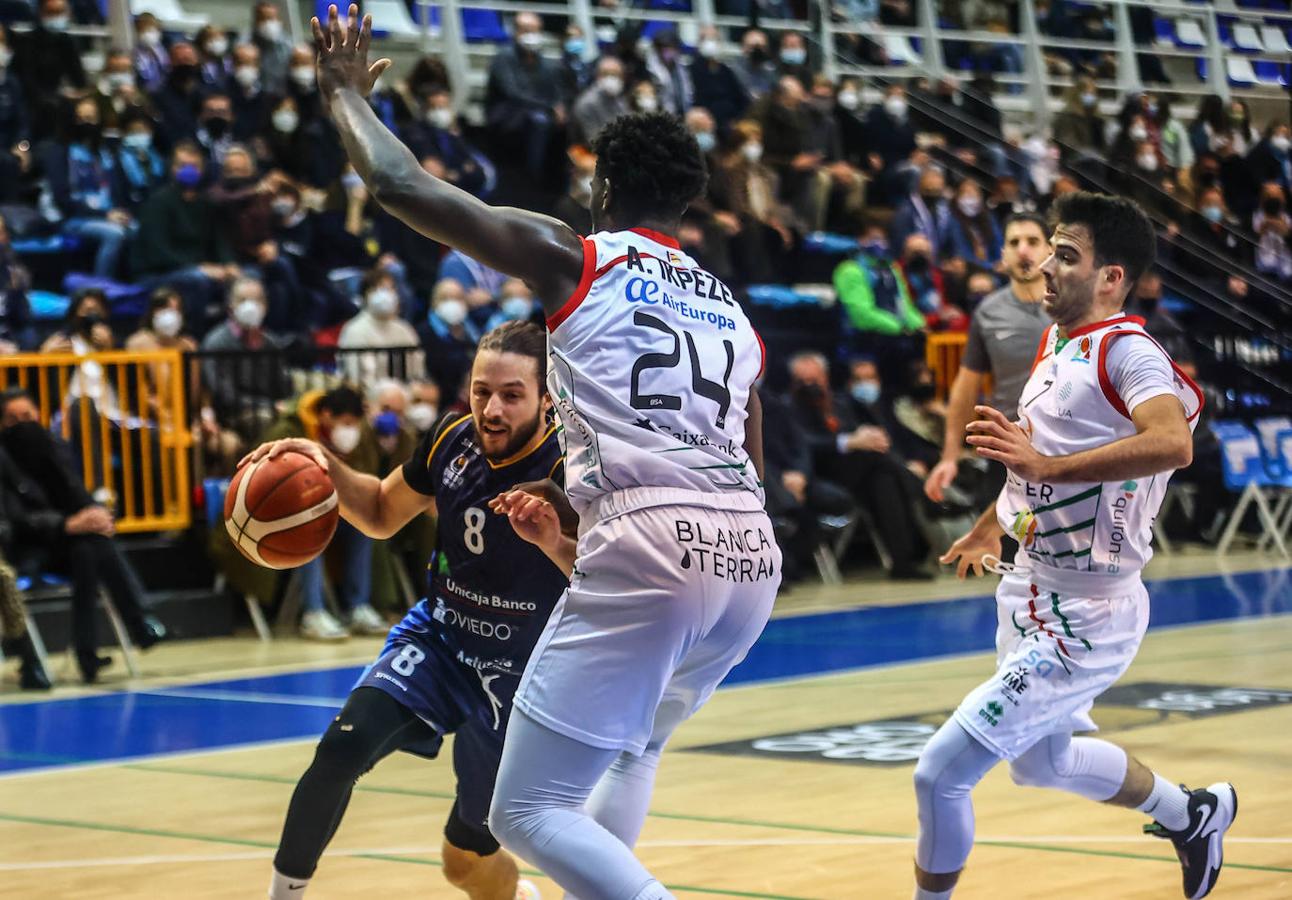 Fotos: Las mejores imágenes del Unicaja Banco Oviedo - Palmer Alma Mediterránea