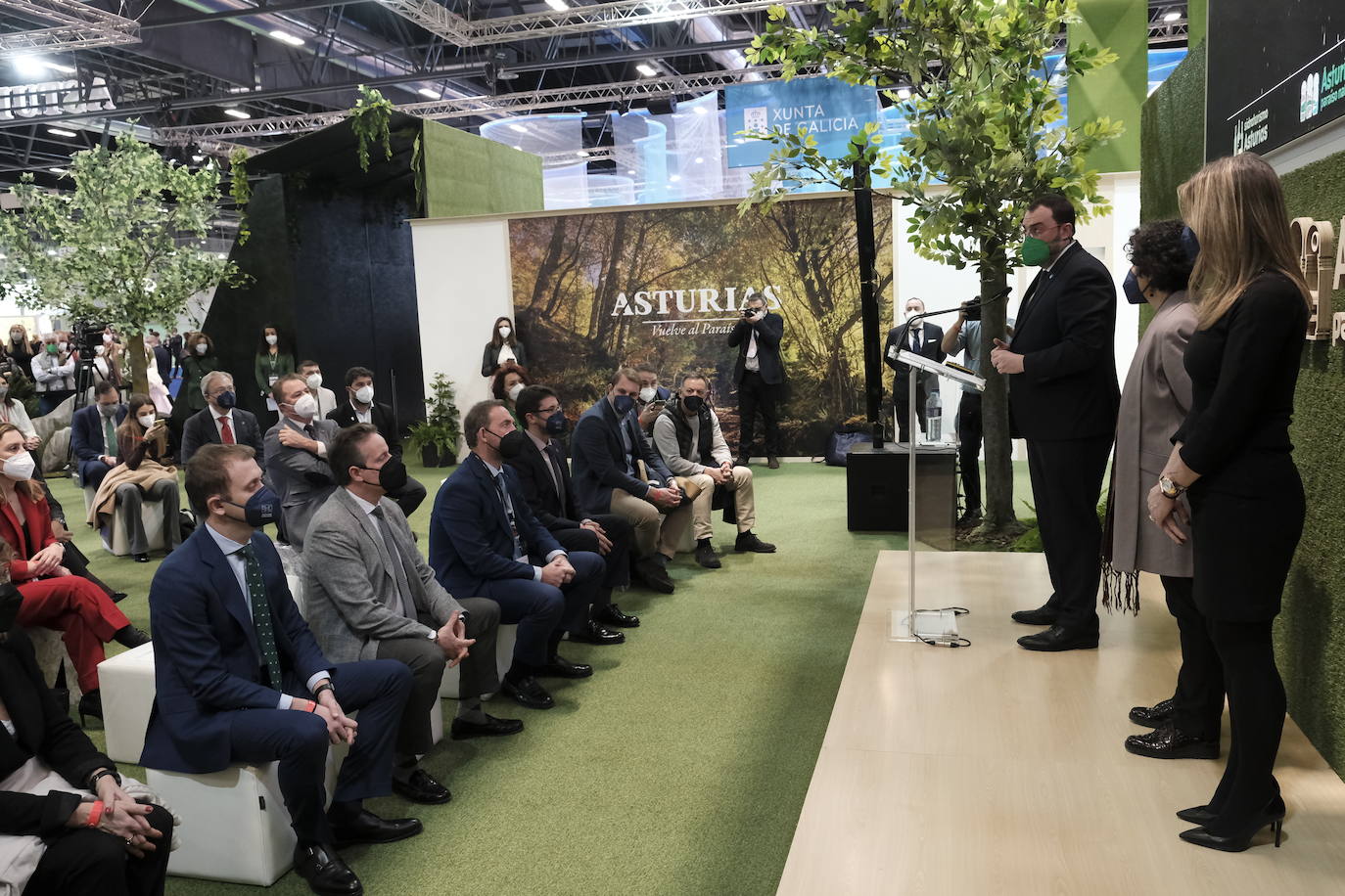 Adrián Barbón visita el 'stand' de Asturias en Fitur y recuerda las cifras «históricas» del verano pasado.