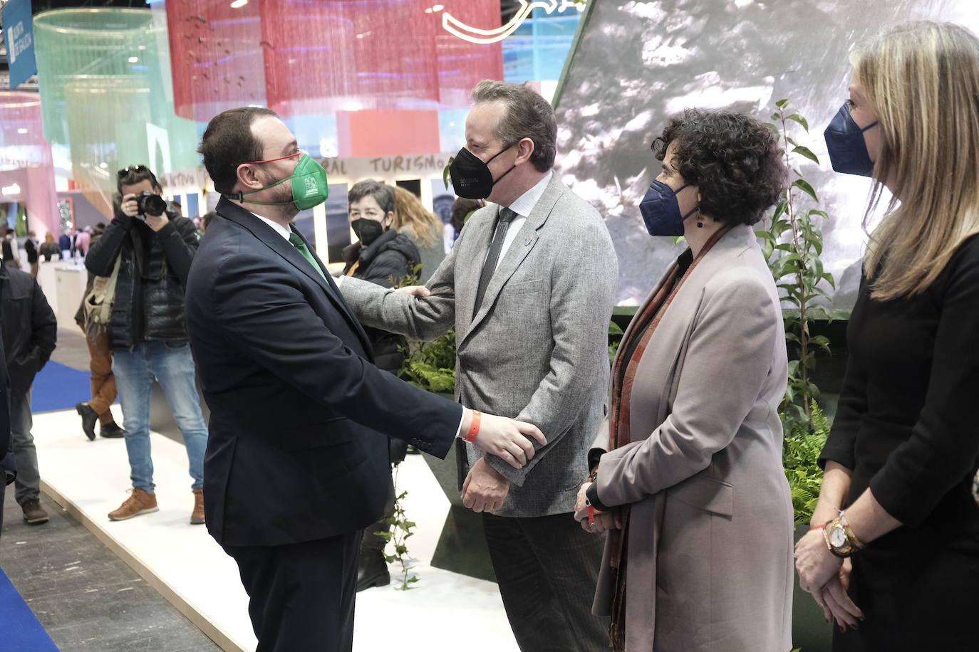 Adrián Barbón visita el 'stand' de Asturias en Fitur y recuerda las cifras «históricas» del verano pasado.