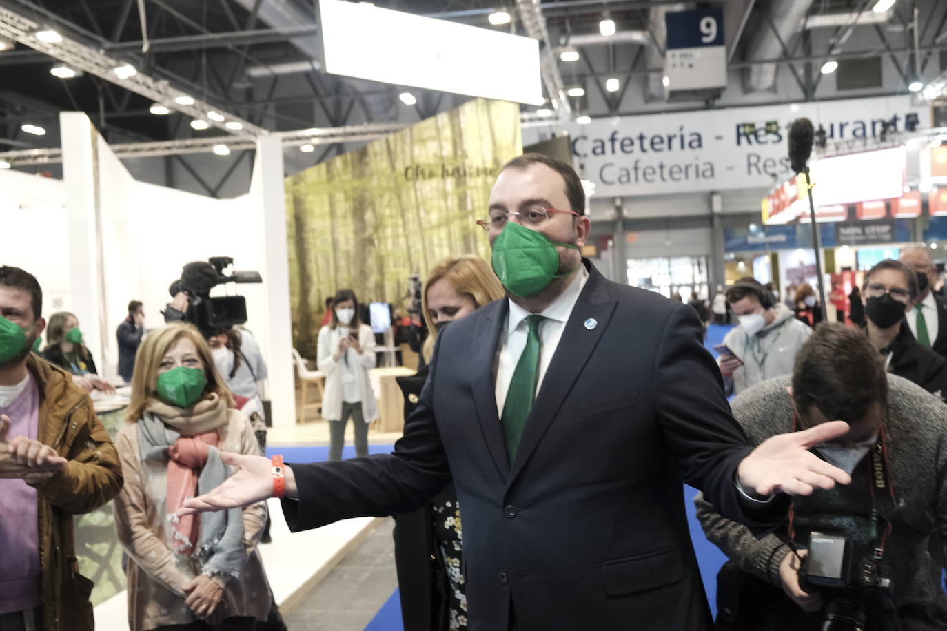 Adrián Barbón visita el 'stand' de Asturias en Fitur y recuerda las cifras «históricas» del verano pasado.