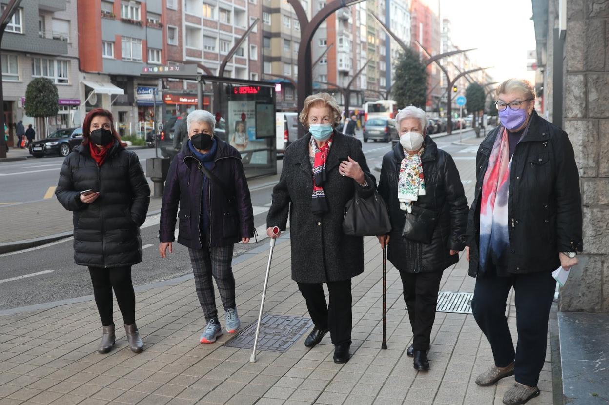 María José Fanjul, Esther Aguado, Ludivina Ordieres, Ángeles Aláez y Tina Alonso caminan por la avenida de la Constitución. 