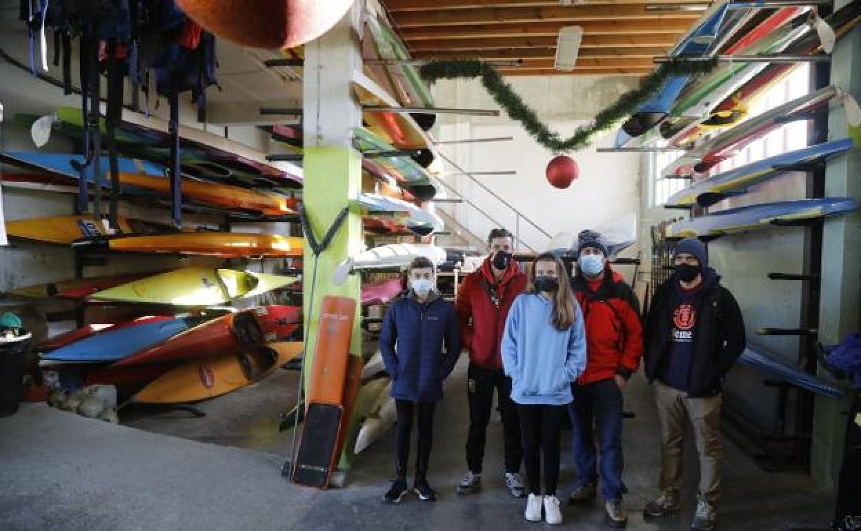Las promesas del piragúismo asturiano, en sus instalaciones de Lada, donde Iberdrola les ha cortado por seguridad la luz.