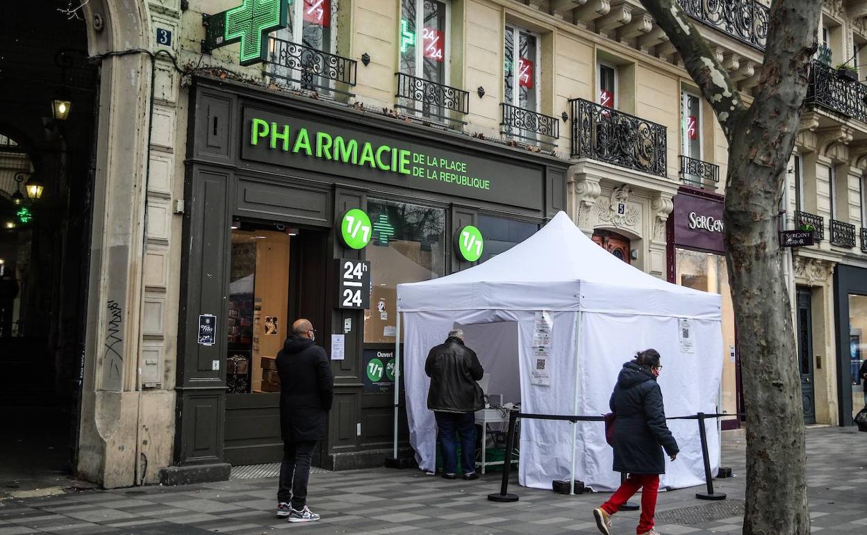 Puesto de control de covid, en la plaza de la República de París.