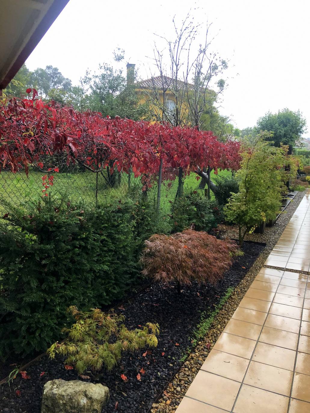 El jardín escultórico japonés de Mario Argüelles se encuentra situado en la histórica finca de los marqueses de Pidal (Somió), convertida ahora en su mayor parte en la urbanización El Pisón.