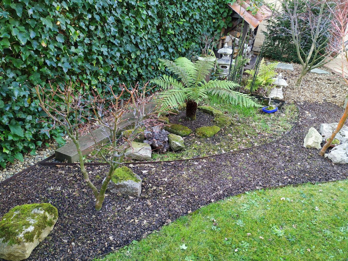 El jardín escultórico japonés de Mario Argüelles se encuentra situado en la histórica finca de los marqueses de Pidal (Somió), convertida ahora en su mayor parte en la urbanización El Pisón.