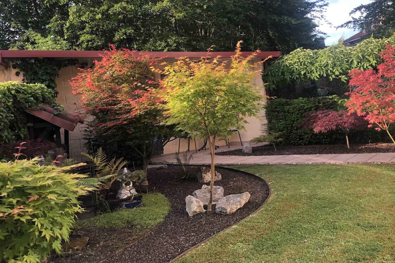 El jardín escultórico japonés de Mario Argüelles se encuentra situado en la histórica finca de los marqueses de Pidal (Somió), convertida ahora en su mayor parte en la urbanización El Pisón.