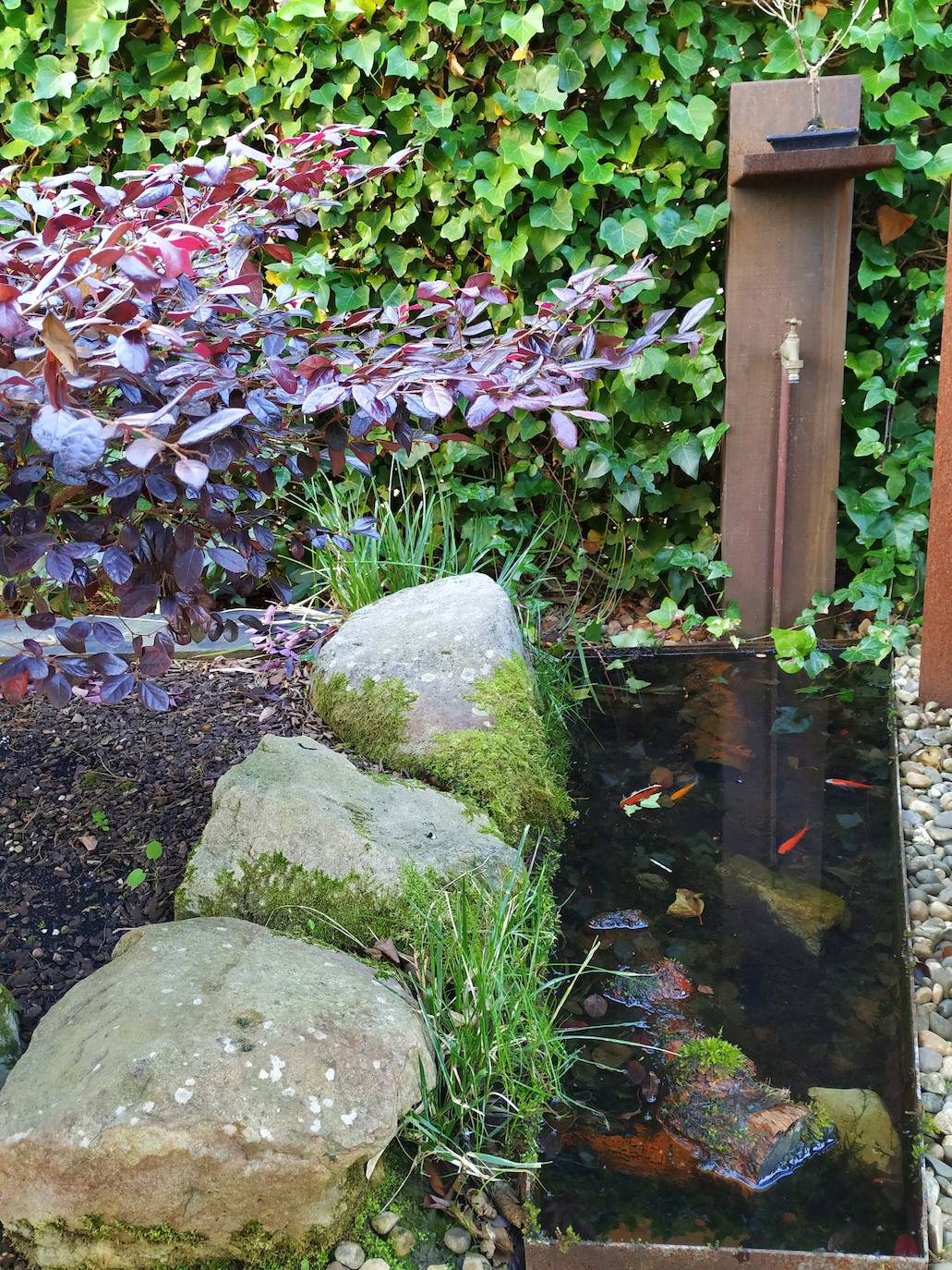 El jardín escultórico japonés de Mario Argüelles se encuentra situado en la histórica finca de los marqueses de Pidal (Somió), convertida ahora en su mayor parte en la urbanización El Pisón.