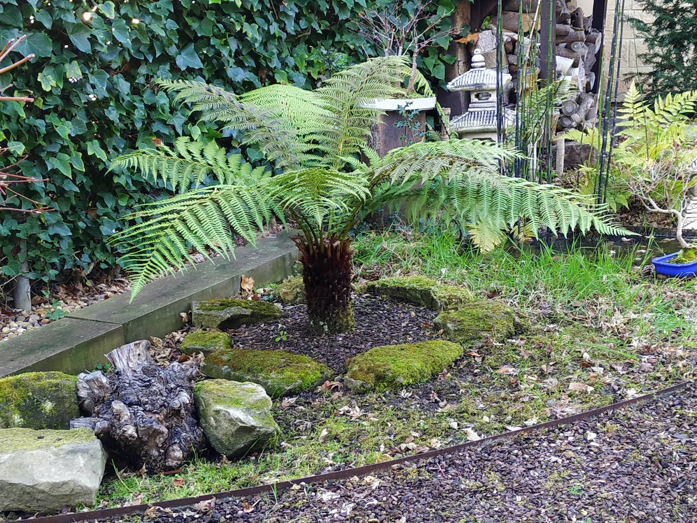 El jardín escultórico japonés de Mario Argüelles se encuentra situado en la histórica finca de los marqueses de Pidal (Somió), convertida ahora en su mayor parte en la urbanización El Pisón.