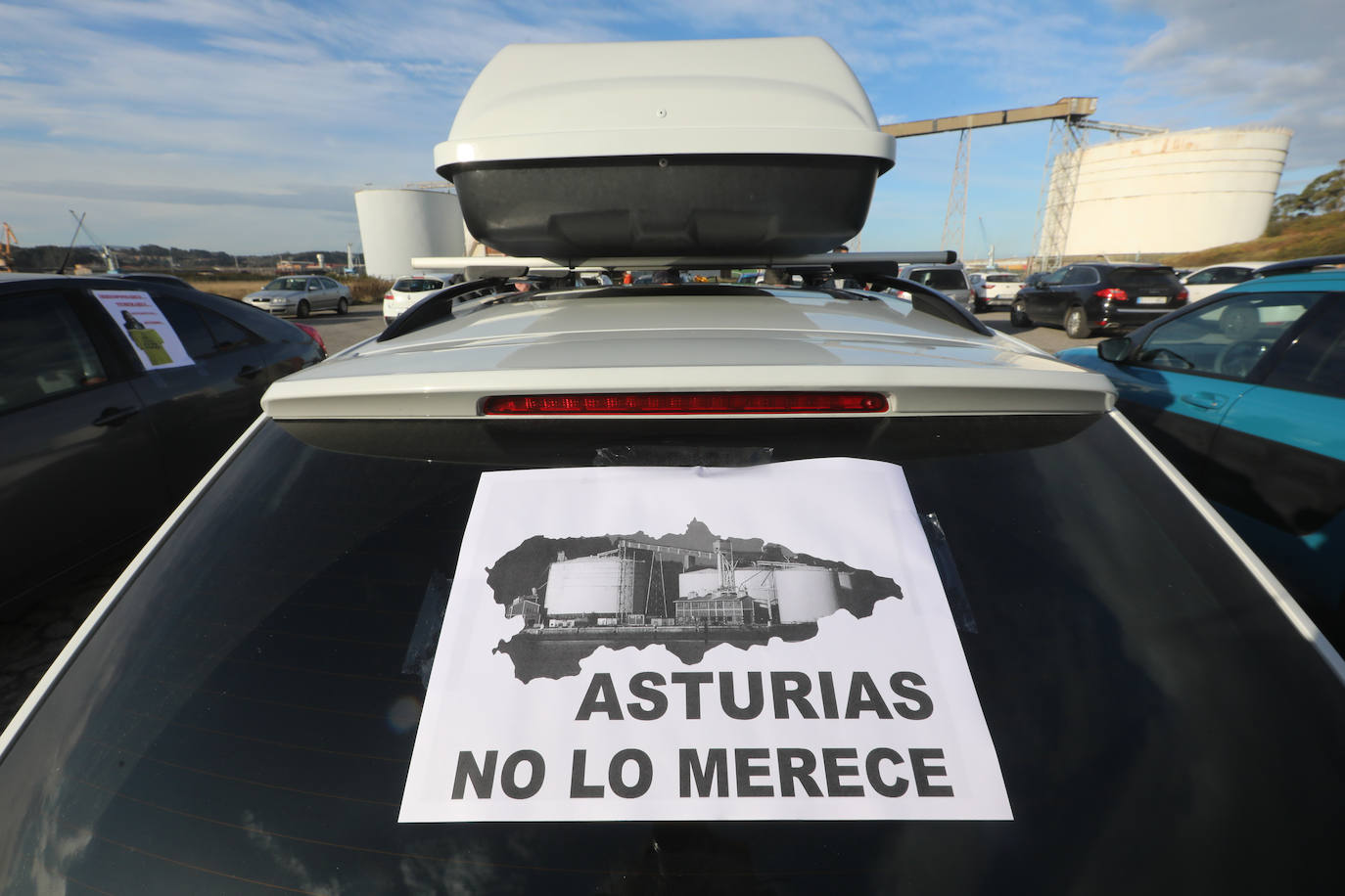 Una caravana de vehículos ha recorrido este viernes la distancia que separa la planta de Alu Ibérica, antigua Alcoa, en Avilés, hasta Oviedo para protestar y exigir una solución para exigir mantenimiento de la factoría y los puestos de trabajo.