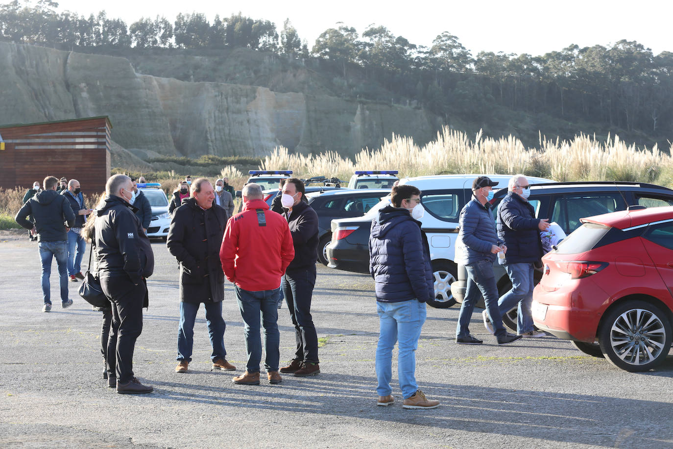 Una caravana de vehículos ha recorrido este viernes la distancia que separa la planta de Alu Ibérica, antigua Alcoa, en Avilés, hasta Oviedo para protestar y exigir una solución para exigir mantenimiento de la factoría y los puestos de trabajo.