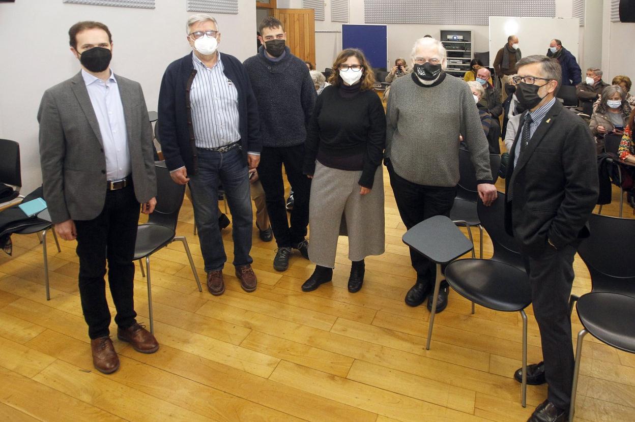 Pedro Plasencia, Ignacio Suárez, Pablo García, Laura López, Vicente Díez Faixat e Hilario Mañanez en el Antiguo Instituto. 