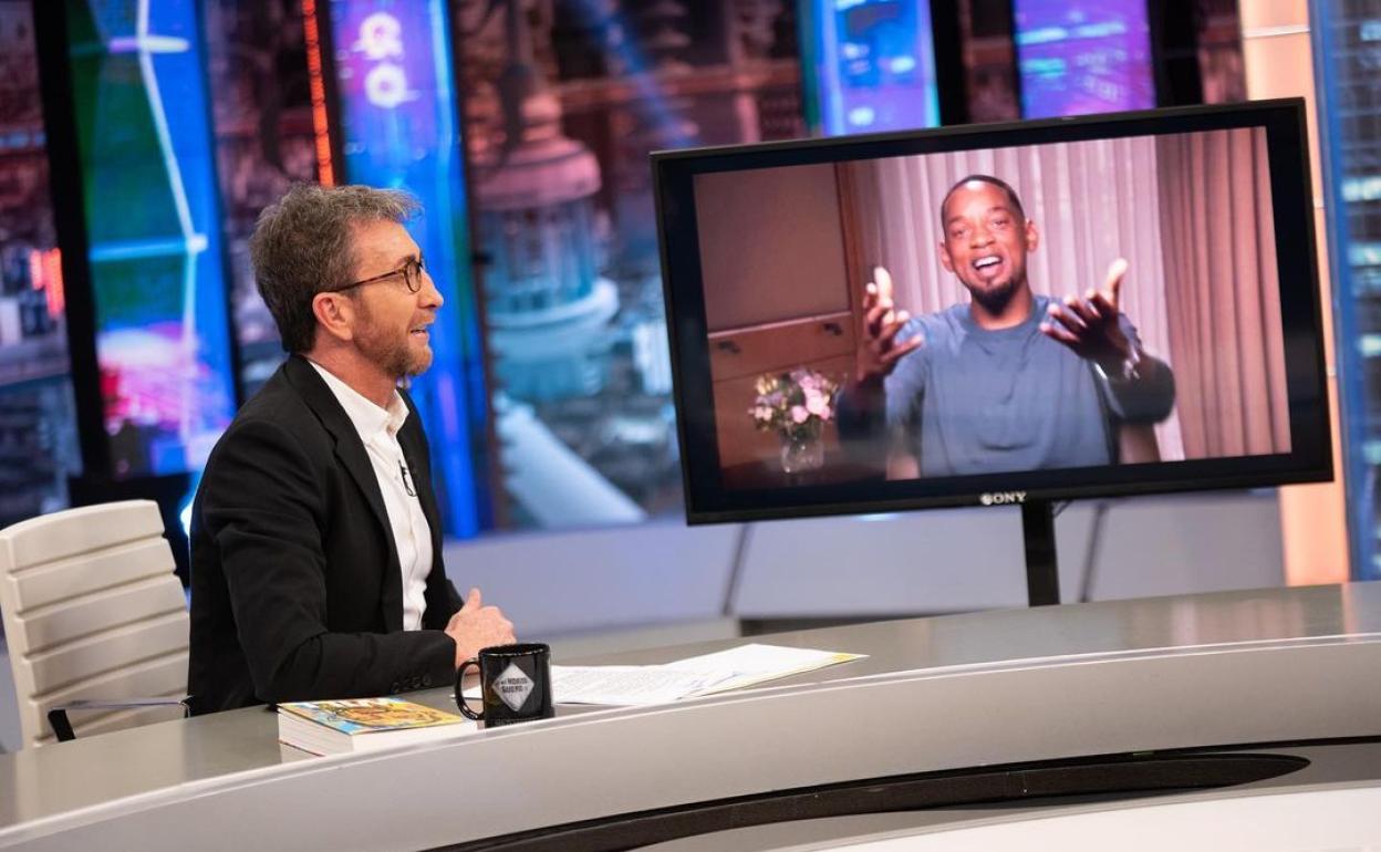 Pablo Motos conversa con Will Smith en 'El Hormiguero'. 