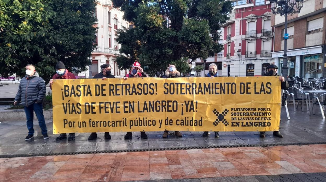 Miembros de la Plataforma por el Soterramiento de Langreo se concentraron ante el Consistorio durante la celebración del pleno. 